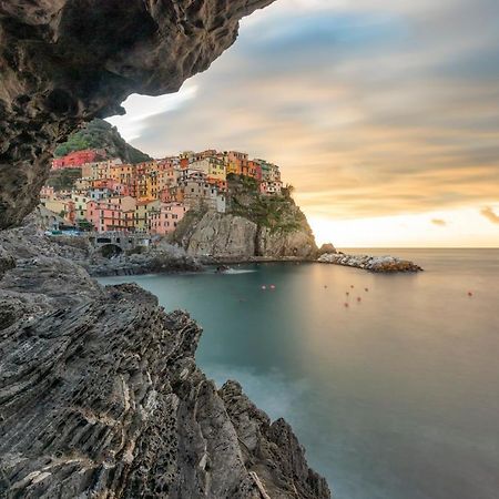 L' Attico Giallo Oro Di Giulia Manarola Luaran gambar