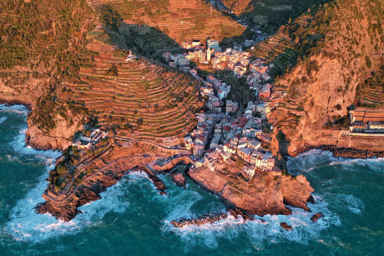 L' Attico Giallo Oro Di Giulia Manarola Luaran gambar