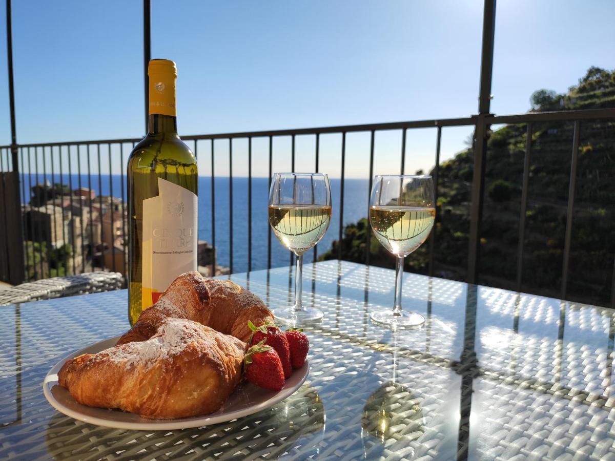 L' Attico Giallo Oro Di Giulia Manarola Luaran gambar