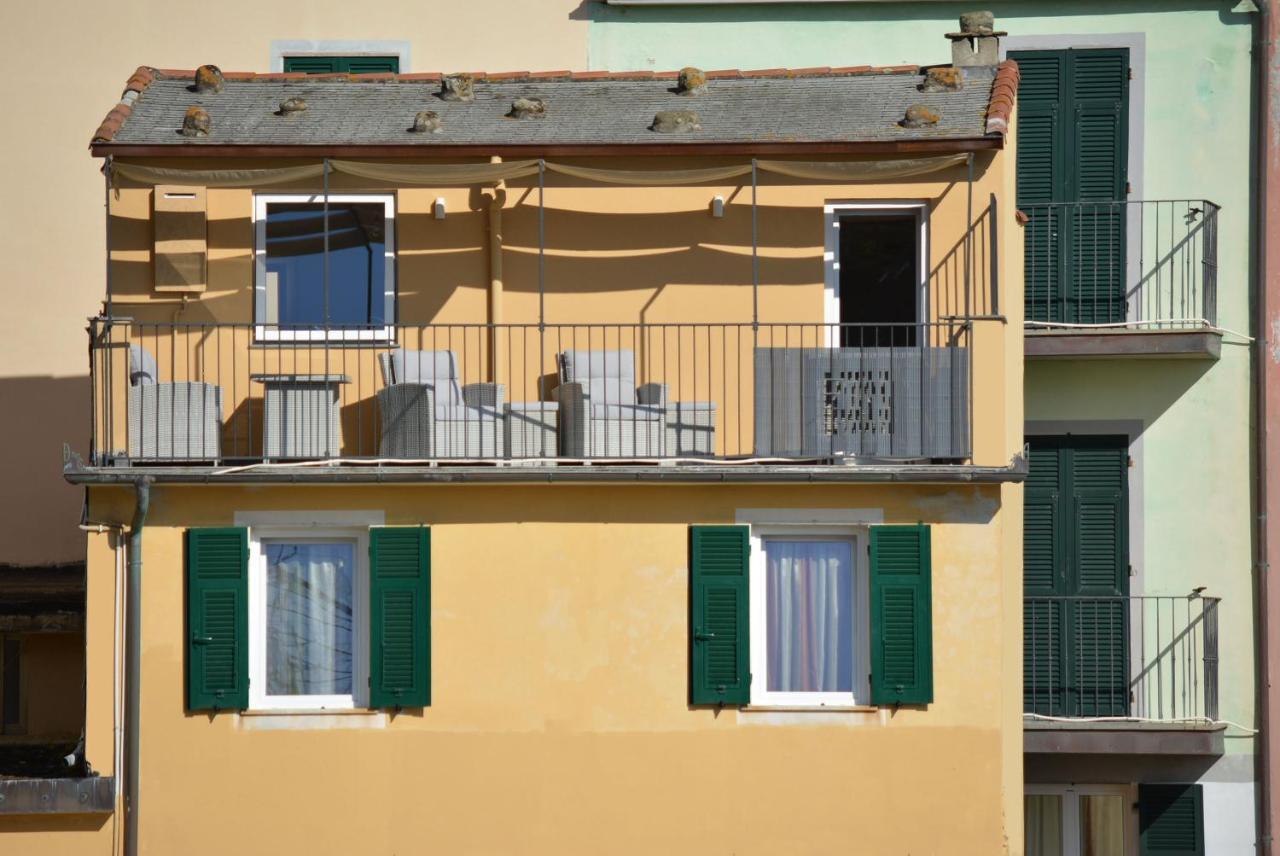 L' Attico Giallo Oro Di Giulia Manarola Luaran gambar